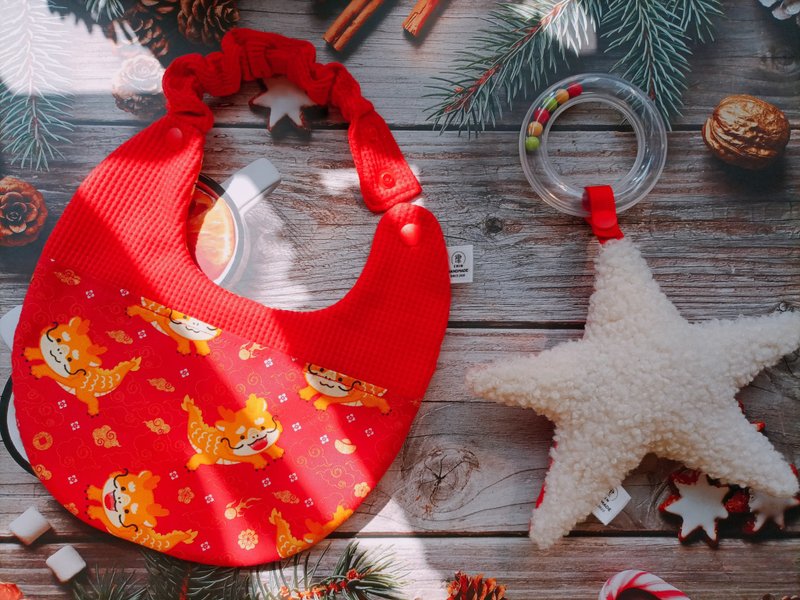 津Handmade 弥月礼盒2件组/龙宝宝围兜/星星安抚手摇铃 - 玩具/玩偶 - 棉．麻 