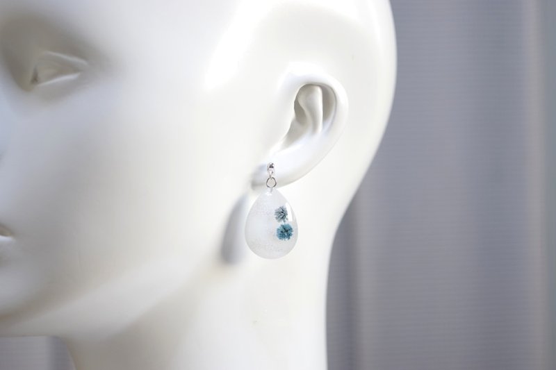 树脂艺术 滴水造型耳环・白雪与花 - 耳环/耳夹 - 树脂 白色