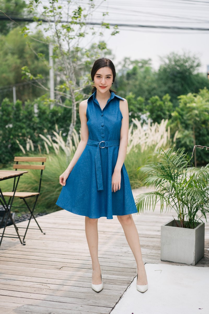 衬衫式长裙，附腰带的牛仔洋装，无袖牛仔洋装，伞状裙摆 - 洋装/连衣裙 - 其他材质 蓝色