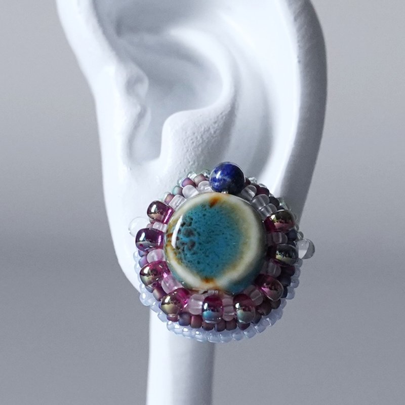 爱聊絮的耳环 / 耳夹 No.20 蓝绿色 × 紫色 珠饰刺绣设计 夸张风格 可选医疗级不锈钢饰品配件 - 耳环/耳夹 - 玻璃 蓝色