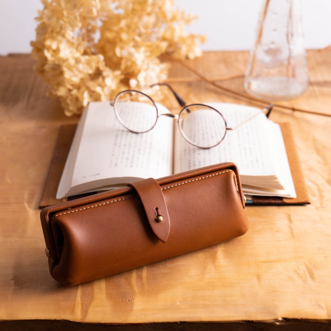 Paka-glass Slim #Cognac Italian Leather Glasses Case [Enrollment Celebration] [Job Celebration] [Customizable Gift] - 眼镜盒/眼镜布 - 真皮 咖啡色