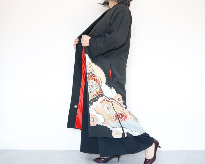 KIMONO Iwai Coat - 以古董和服制成的长袍大衣，独一无二，和服改造，亦适合正式场合 - 女装西装外套/风衣 - 丝．绢 黑色