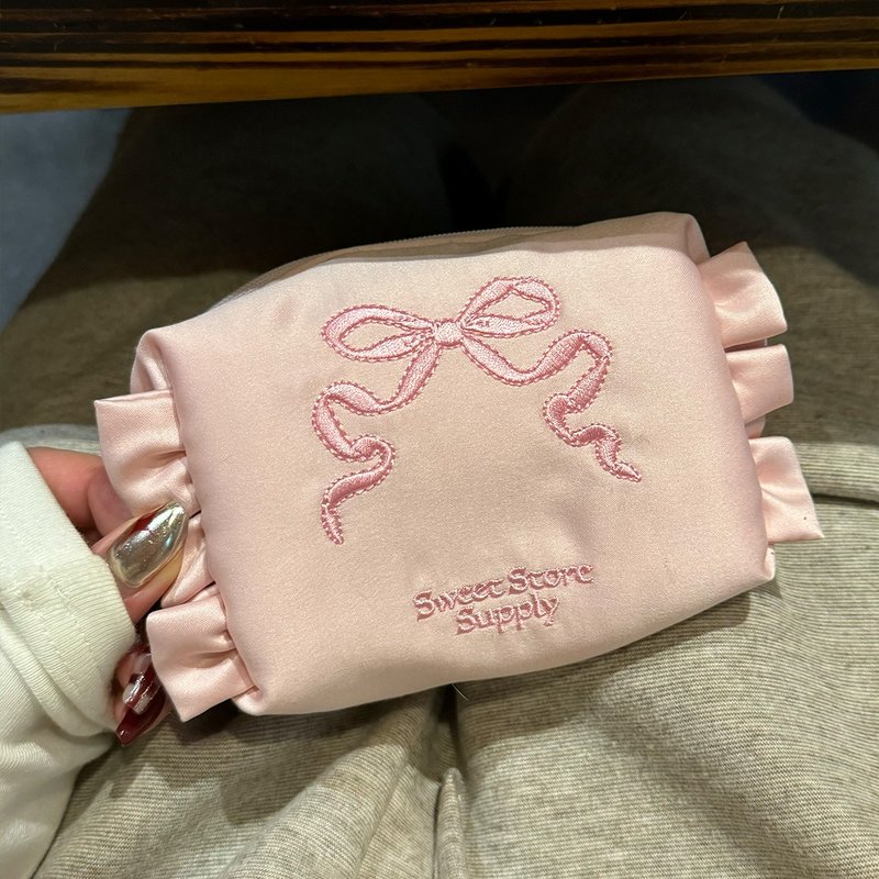 Sweetstore Supply 原创全粉绸缎蝴蝶结刺绣化妆包 便携收纳包 - 化妆包/杂物包 - 棉．麻 粉红色