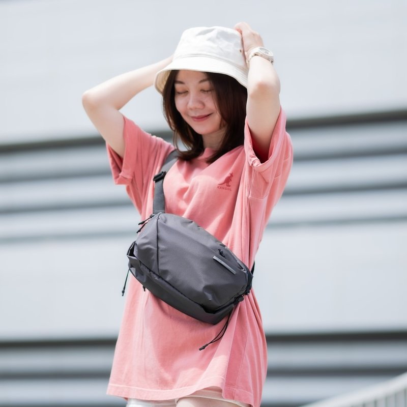 【圣诞礼物】NEO Nomad 纳美斜背包-石墨灰 - 侧背包/斜挎包 - 尼龙 灰色