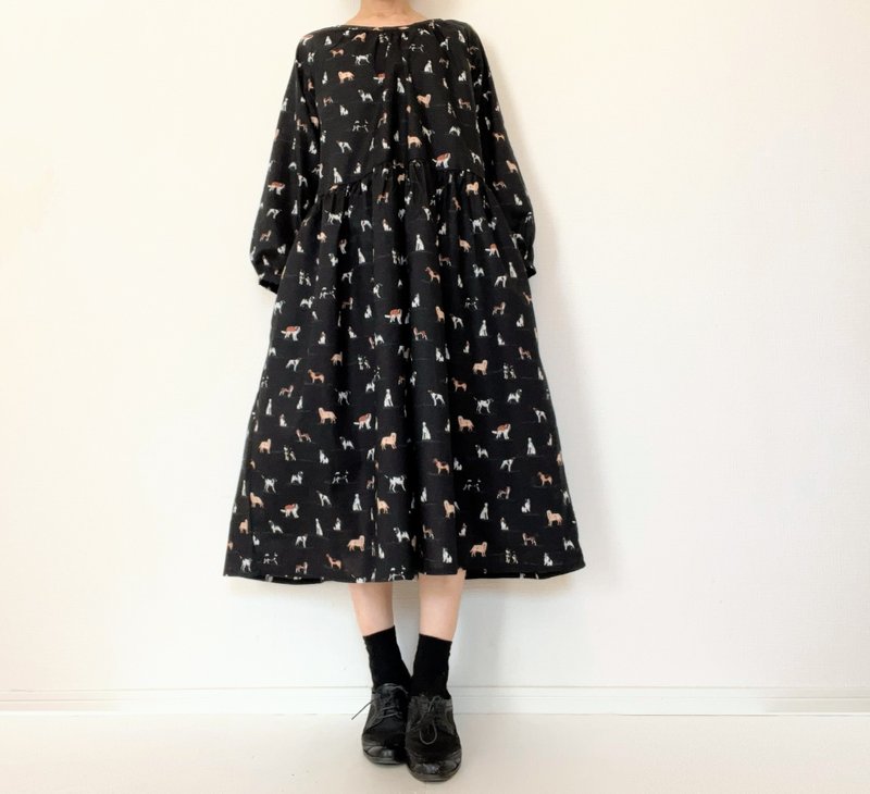 柔和刺绣风花卉图案 ∣ 灯芯绒 ∣ 成熟自然长袖连衣裙 ∣ 秋冬 - 洋装/连衣裙 - 棉．麻 黑色