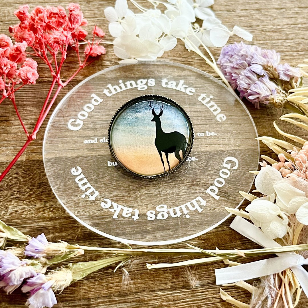 风景画胸针 此处非彼处 鹿 黄昏 启程 - 胸针 - 树脂 橘色