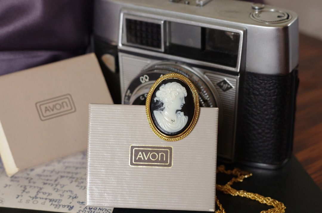 古董 Vintage 1984年金色黑仕女CAMEO椭圆别针项链 AVON  N149 - 项链 - 其他金属 金色