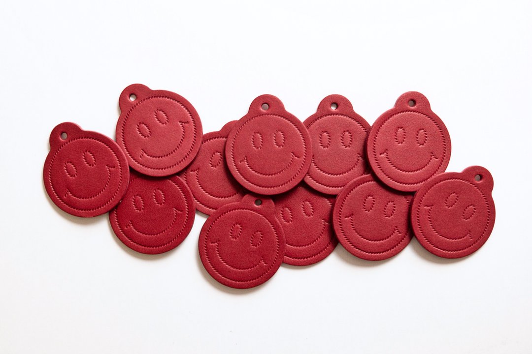 #成品制造 SMILE FACE 钥匙圈 笑脸 锁匙扣 皮革DIY 手工 哈哈笑 - 钥匙链/钥匙包 - 真皮 红色