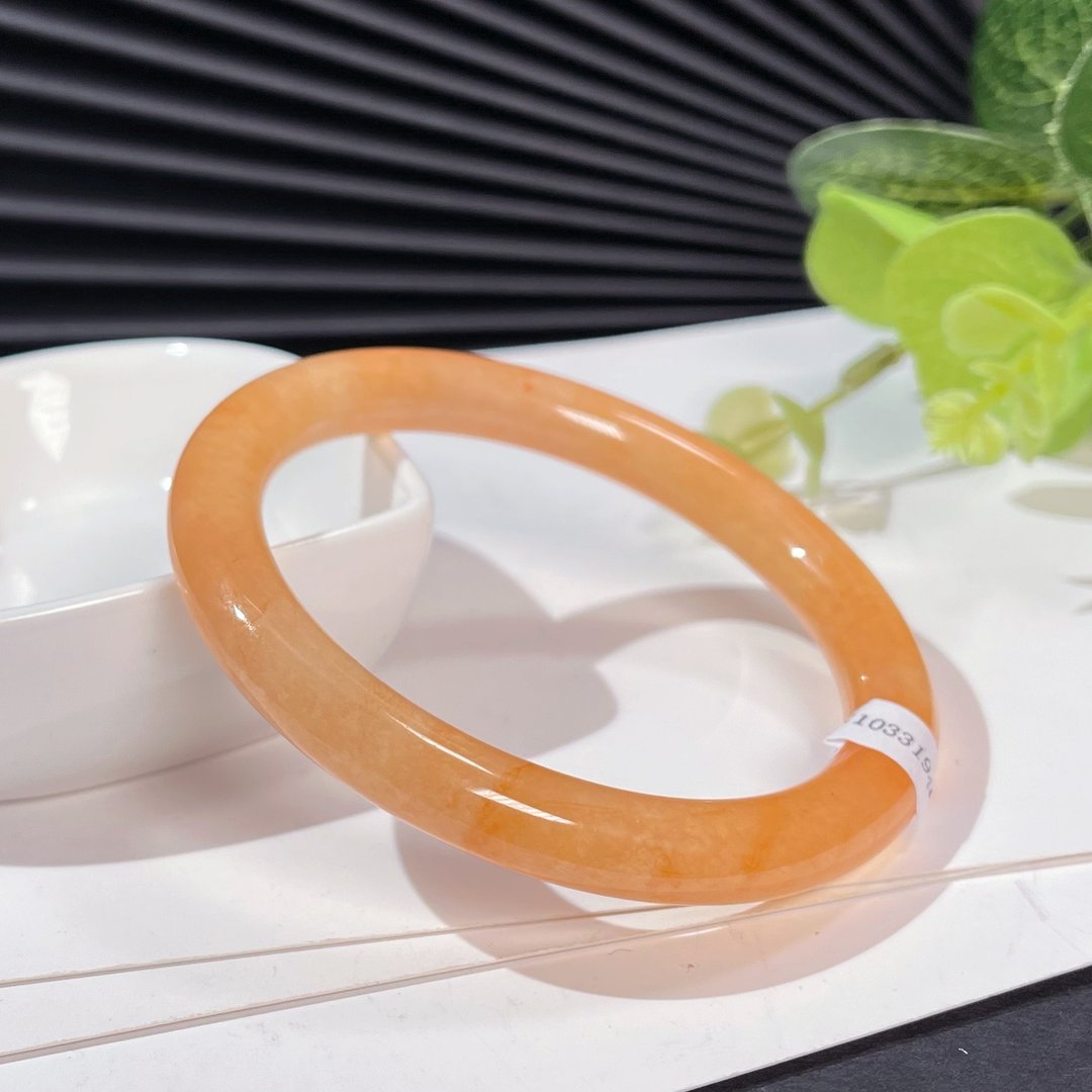 金丝玉手镯56MM 冰底橙色渐变起荧光石英岩玉手环附证书 色泽靓丽 - 手链/手环 - 玉石 橘色