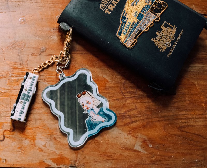 太阳眼镜女孩 压克力镜面吊饰 - 彩妆刷具/镜子/梳子 - 塑料 多色