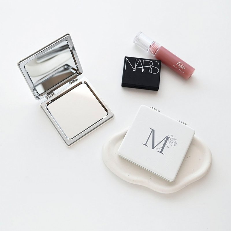 【方形随身镜 字母与花】客制字母折叠手镜 补妆镜 礼物 HE26U - 彩妆刷具/镜子/梳子 - 人造皮革 白色