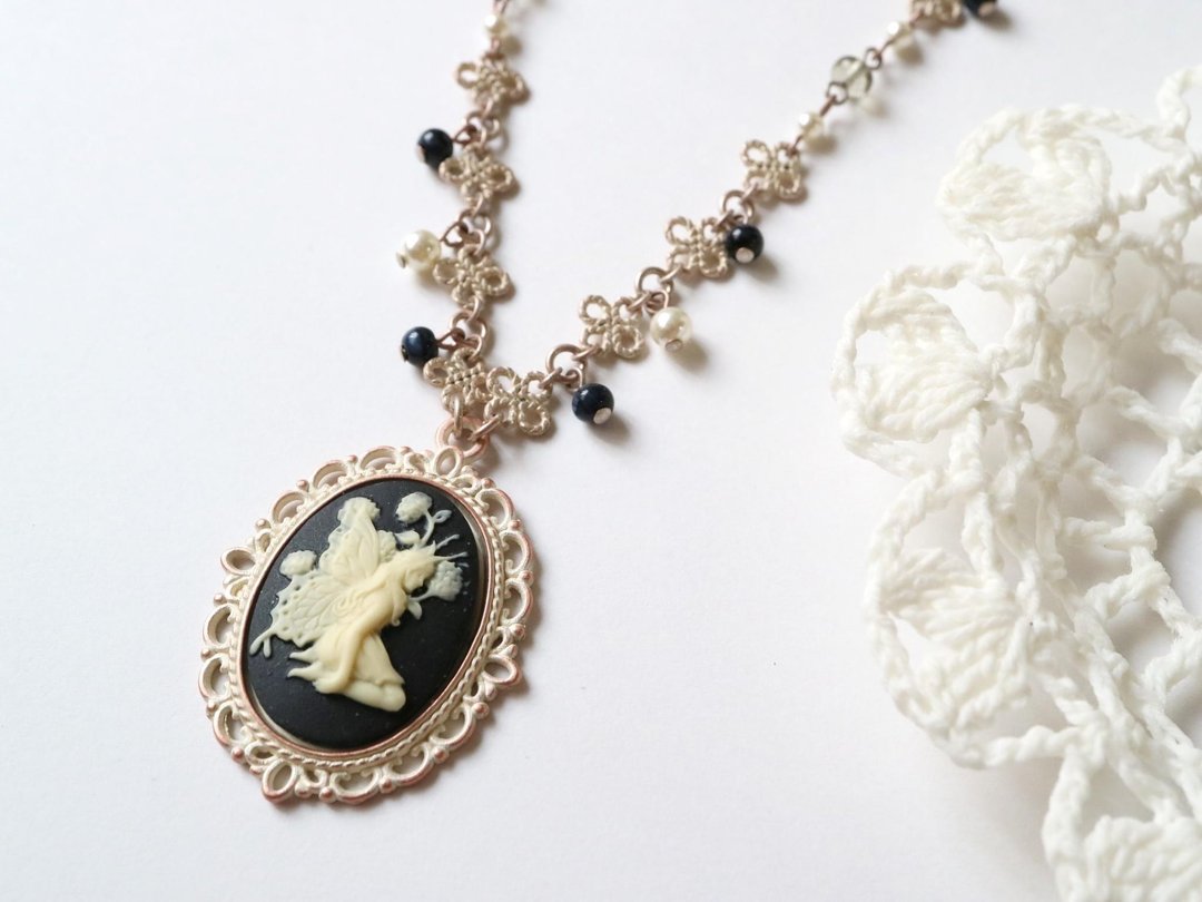 Cameo Necklace Fairy sitting in front of a flower Black Delicate Fairy Fairy Painting Fantasy Fantasy Romantic Fairytale Children People Girls Girls Flower Butterfly Lifting Butterfly - 项链 - 其他材质 黑色