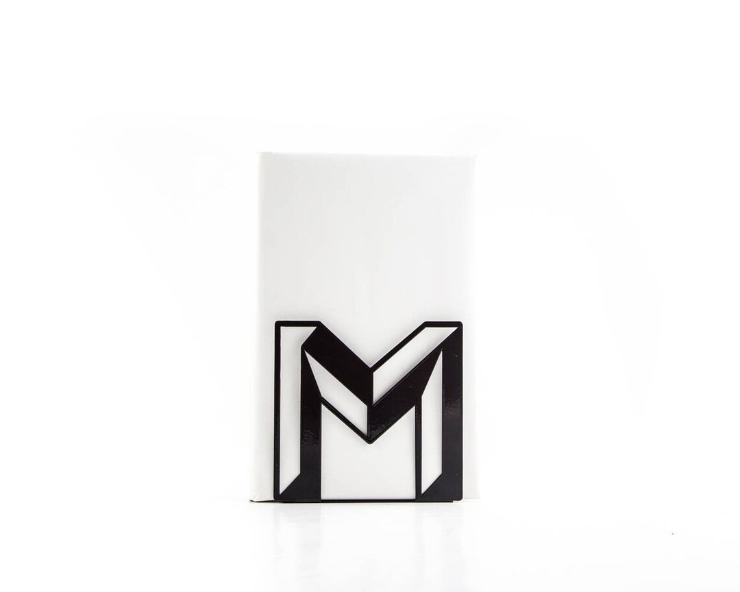 单个金属书立 M -字母设计，质感温润- - 摆饰 - 其他金属 黑色
