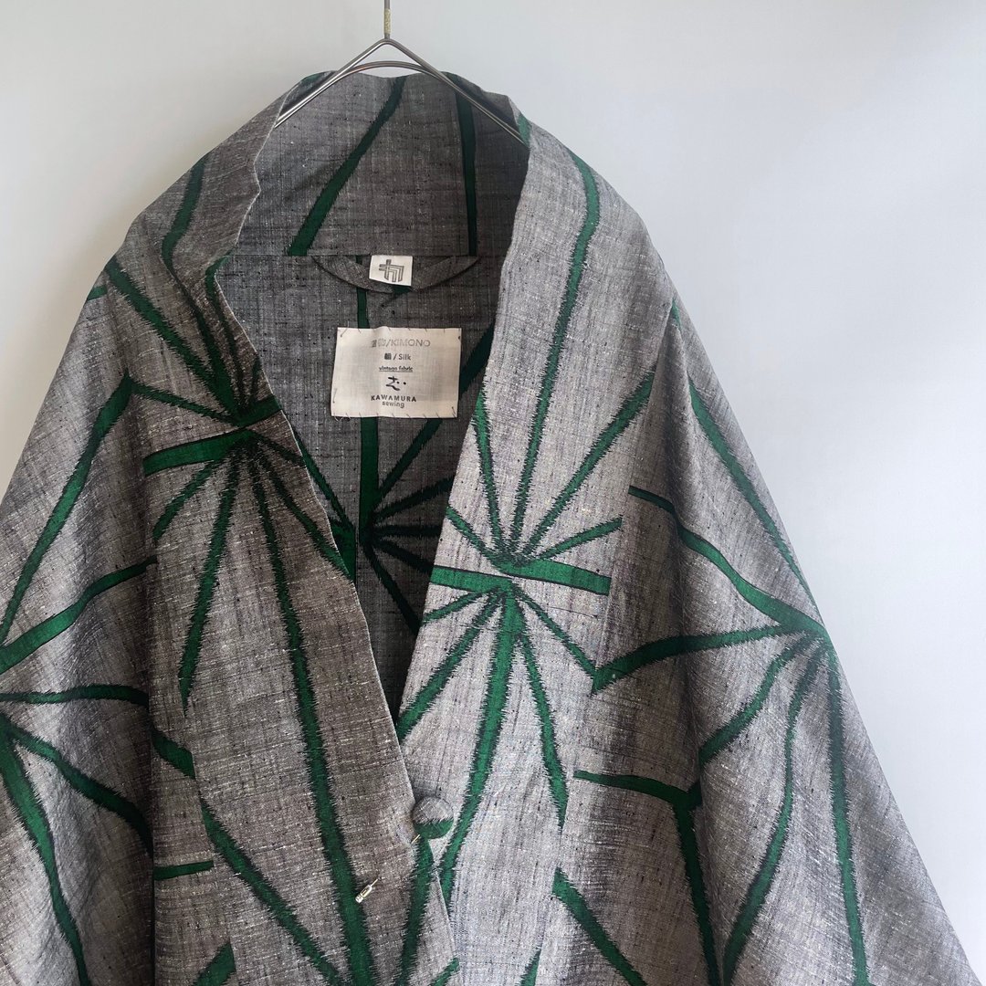 【独一无二】三角羽织 附胸针 - 丝绸 和服布料 灰色带绿色大麻叶纹样 - 女装上衣 - 丝．绢 灰色