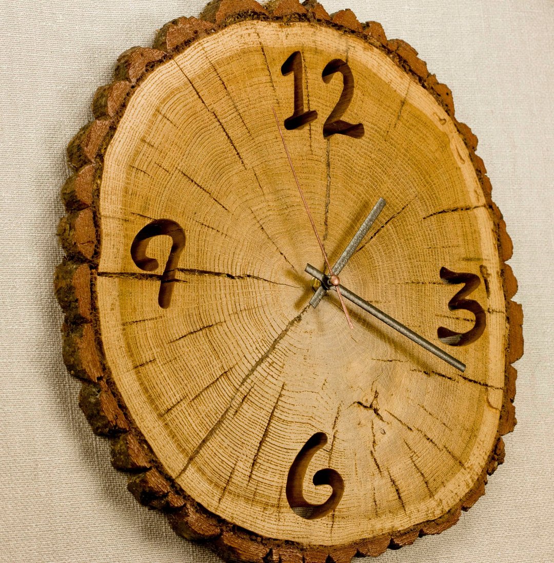 The wall clock is made from a natural slice of oak wood - 时钟/闹钟 - 木头 