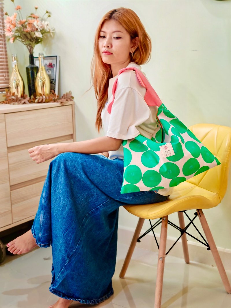 绿色圆点日本流浪包 配旧玫瑰花肩带和可翻转包 - 手提包/手提袋 - 棉．麻 绿色