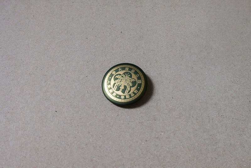 ntu-authentic 台湾大学 胸章校徽 - 雾绿 - 徽章/别针 - 塑料 多色