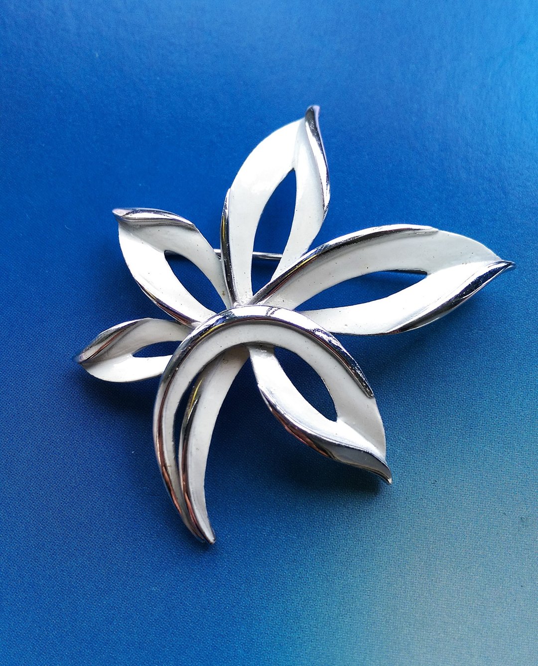 Vintage Jewelry 西洋古董饰品  TRIFARI 白珐琅 叶子 别针 - 徽章/别针 - 其他金属 白色
