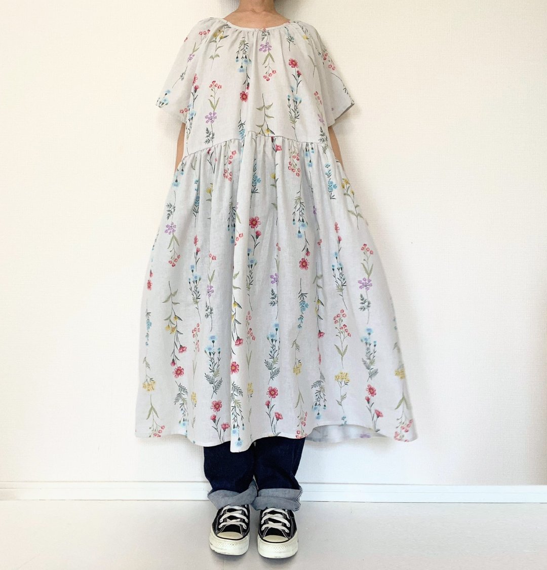 亚麻短袖洋装　花朵　棉麻　有口袋　浅灰色 - 洋装/连衣裙 - 棉 灰色