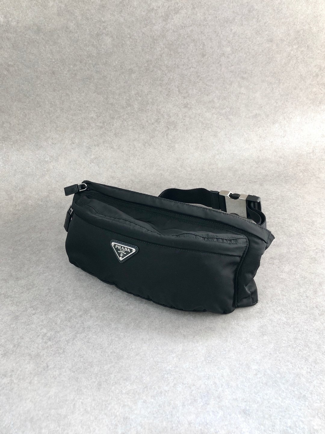 [日本直送，全新二手包] PRADA Prada黑三角形标志肩背包，尼龙与皮革 Saffiano 斜背包（dmm36r） - 侧背包/斜挎包 - 尼龙 黑色