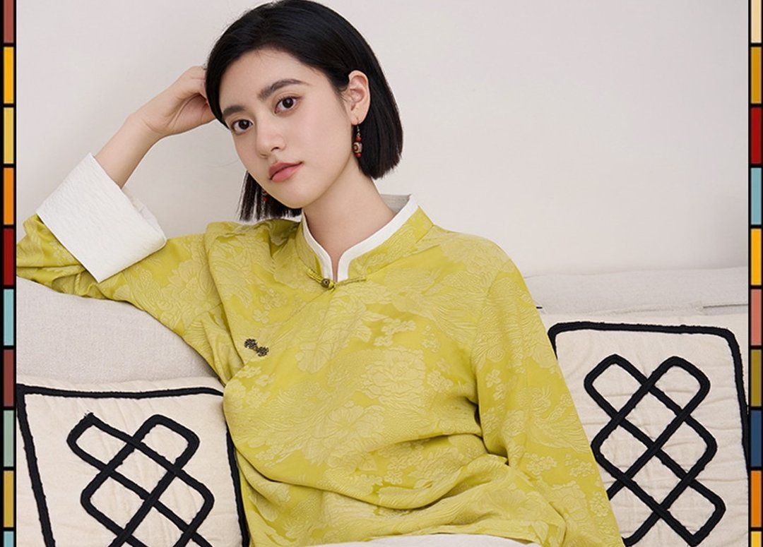 阳光温热 新中式复古藏服 提花斜襟長袖上衣 - 女装上衣 - 其他材质 黄色