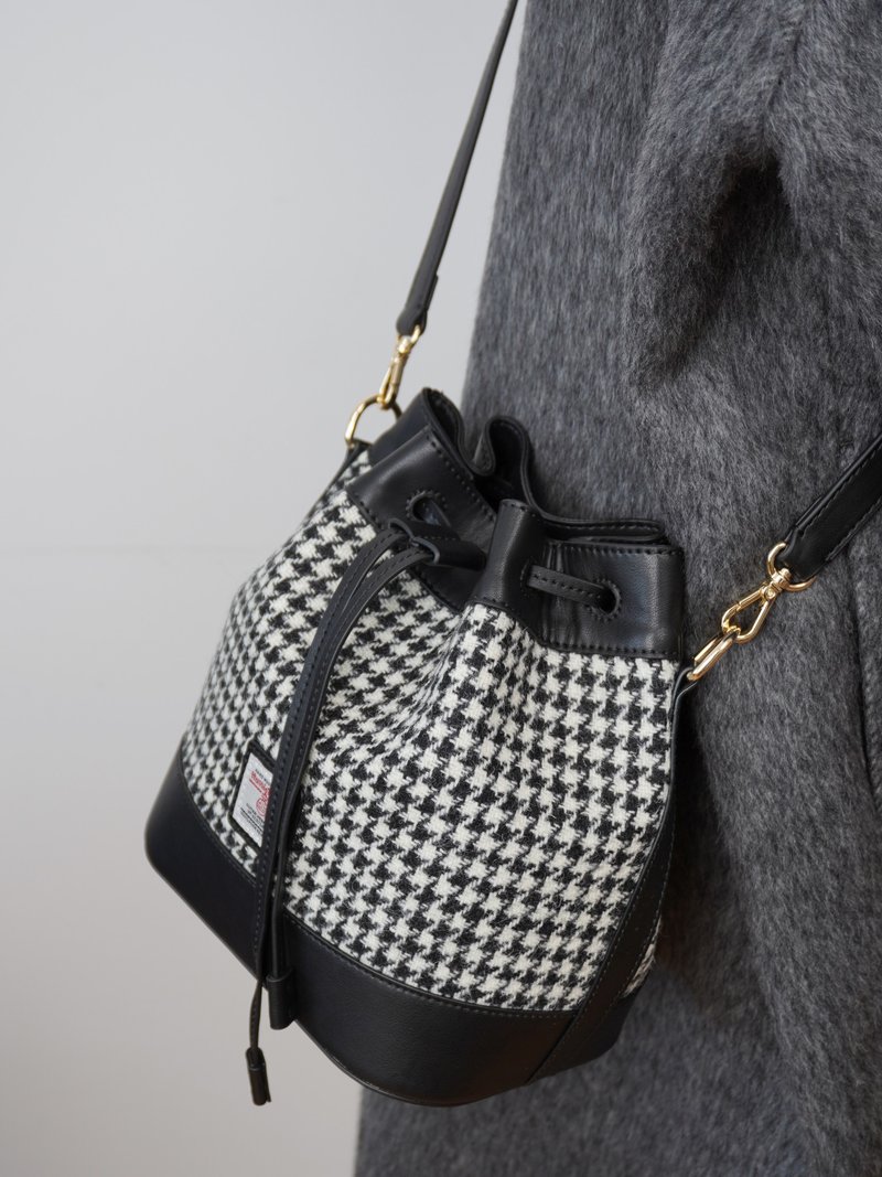 真皮肩背/斜背侧背2WAY两用小千鸟格格纹黑棕色水桶包 5色 - 侧背包/斜挎包 - 羊毛 