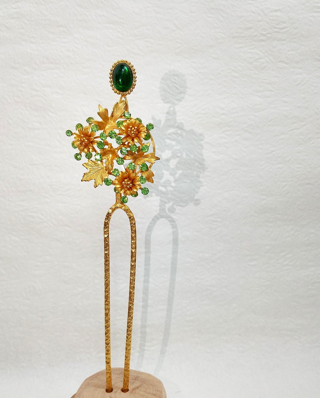 金叶与碧石簪饰　黄铜×镀金×绿色宝石　Luan. Kanzashi Atelier - 发饰 - 其他金属 