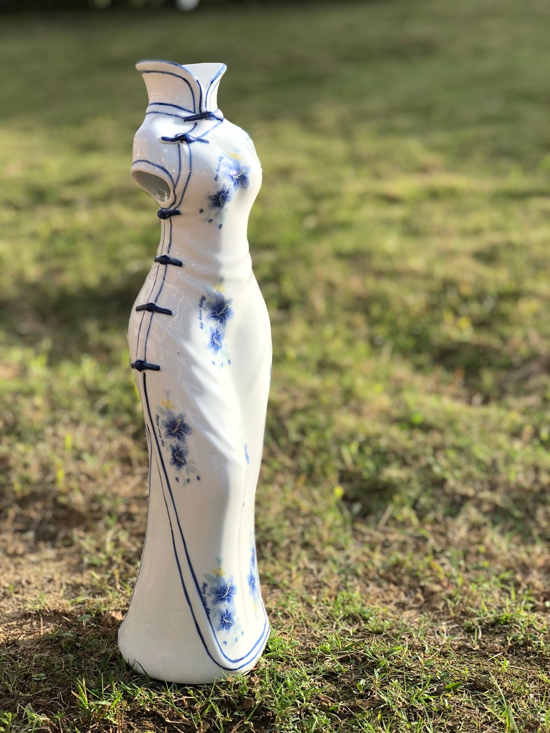 台湾老件 青花瓷旗袍造型花器 - 花瓶/陶器 - 瓷 白色
