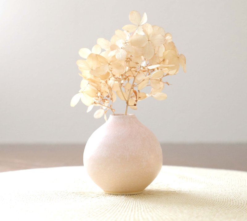 使用与大镜窑不同的釉料制成的圆形花瓶。 - 花瓶/陶器 - 陶 粉红色