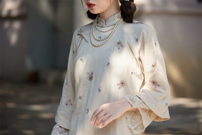 杏色 刺綉兔子倒大袖少女旗袍 新中式中秋春節風改良洋裝連身裙 - 旗袍 - 其他人造纤维 白色