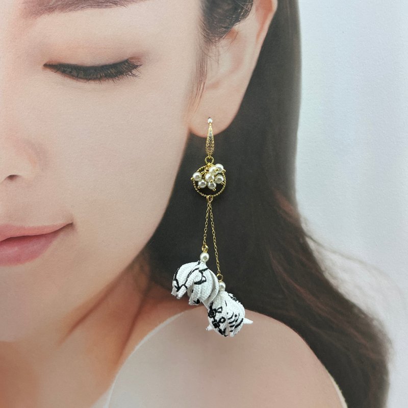 Peace 和平黑白双花多层次珍珠钻耳环 - 耳环/耳夹 - 棉．麻 多色