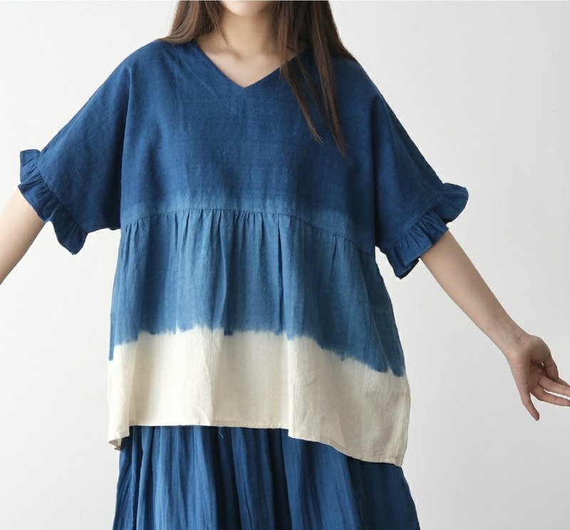 【棉麻手工蓝染】V领荷叶边袖子宽松可爱上衣 - 女装上衣 - 棉．麻 白色