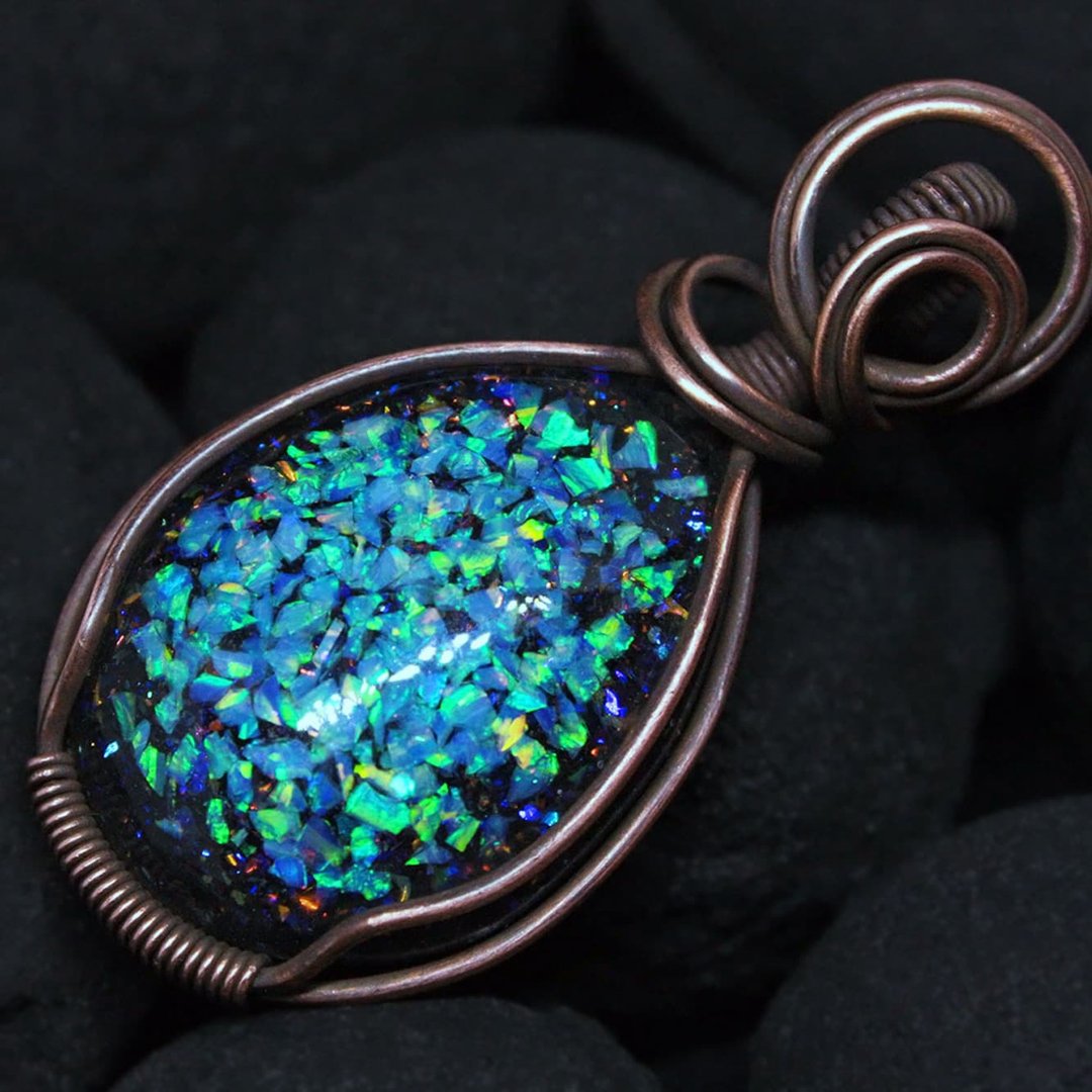 Copper blue opal pendant. Laboratory opals in copper wire. Mosaic Opal necklace - 项链 - 铜/黄铜 蓝色