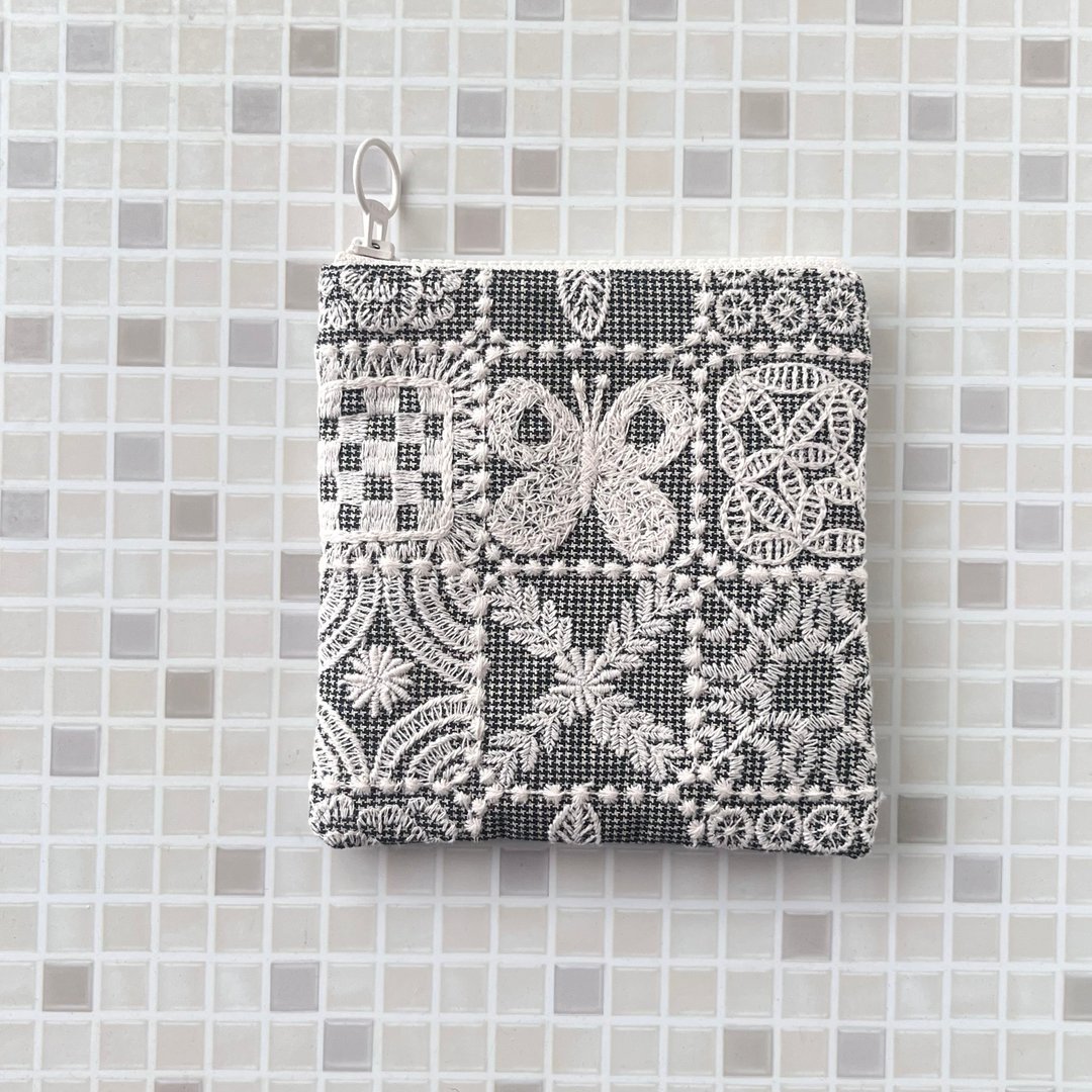 mina perhonen forest tile 全面刺绣 蝴蝶 迷你口袋包 人气色 - 化妆包/杂物包 - 棉．麻 卡其色
