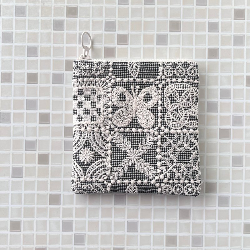 mina perhonen forest tile 全面刺绣 蝴蝶 迷你口袋包 人气色 - 化妆包/杂物包 - 棉 卡其色