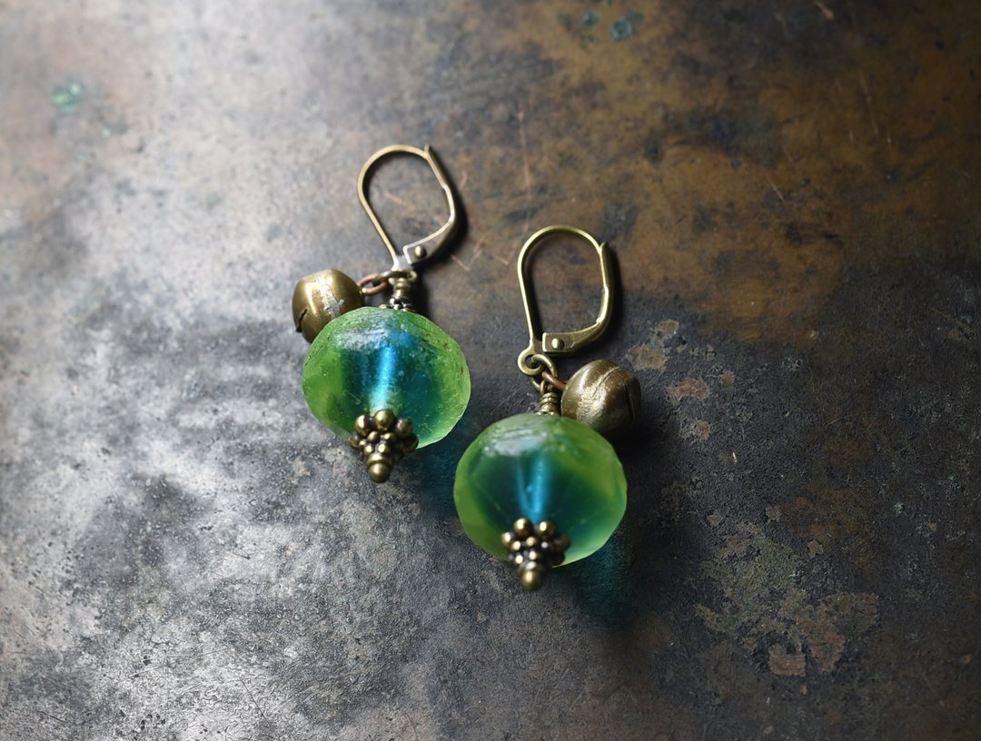 Antique bicolor uranium glass and bell earrings - 耳环/耳夹 - 玻璃 绿色