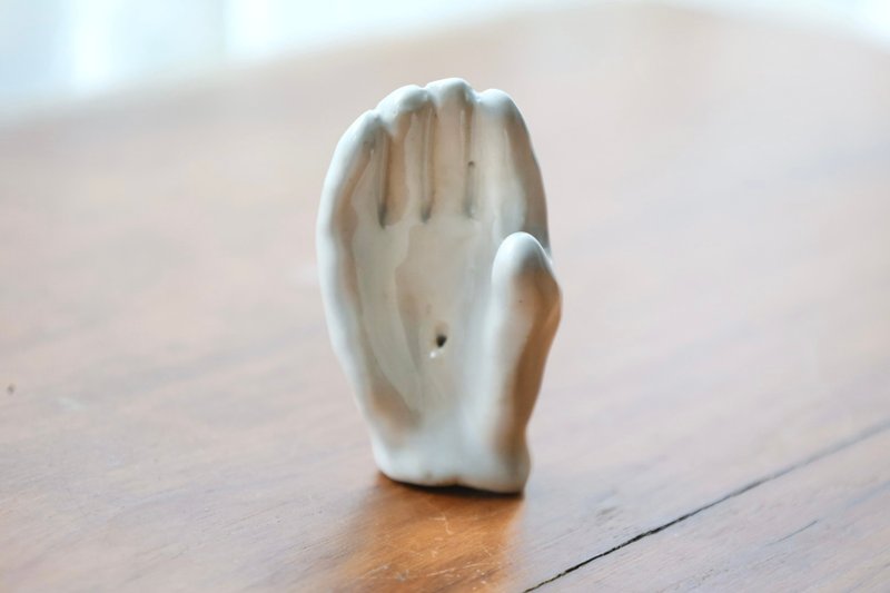 【生日礼物】白瓷粉-迷你祈愿之手香插手手掌造型手捏陶艺摆饰 - 摆饰 - 陶 白色