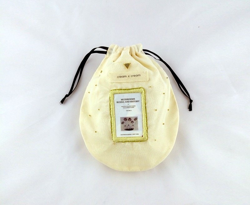 Mushrooms Cover束口袋(M) - 化妆包/杂物包 - 棉．麻 白色