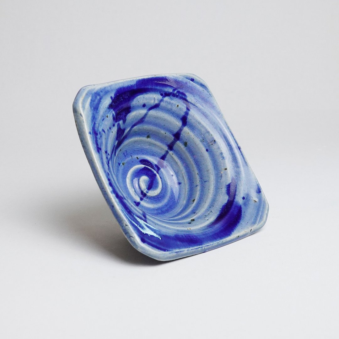 明芽窑 l 柴烧墨蓝铁斑灰釉浅盘 盘子 食器 H - 盘子/餐盘/盘架 - 陶 蓝色