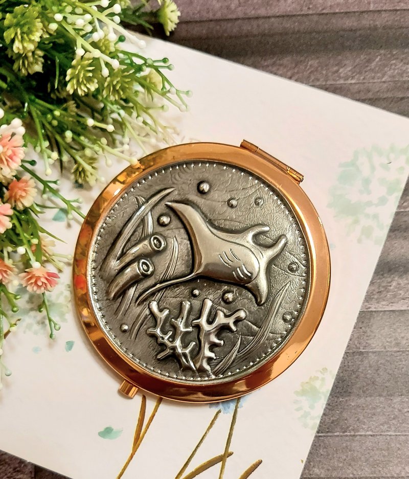 【不需用火与敲打的锡雕金工】优雅魟鱼 锡雕随身镜 - 金工/饰品 - 其他材质 