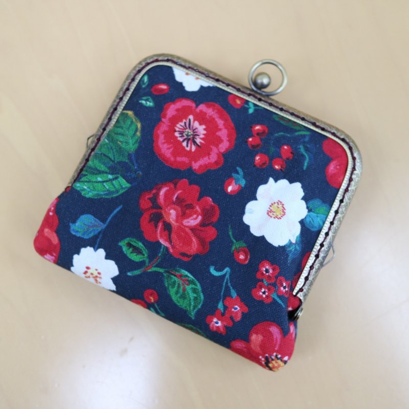 山茶花 女生私密口金包 卫生棉包 Girlskioku - 侧背包/斜挎包 - 棉．麻 绿色