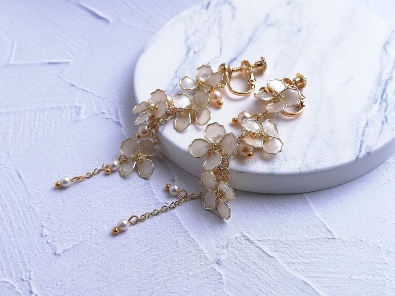 摇曳的绣球花和珍珠耳环 - 耳环/耳夹 - 其他金属 白色