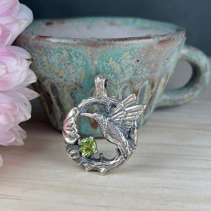 A Lu 蜂鸟925纯银镶橄榄石项链/手工雕刻 坠子重达约12g 附拭银布 - 项链 - 纯银 银色