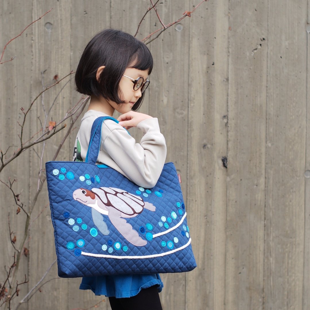 【For the Sea Turtle lover】Picture Book Bag - Quilted Sea Turtle in Navy / Boy/Gi - 儿童绘本/图书 - 棉．麻 