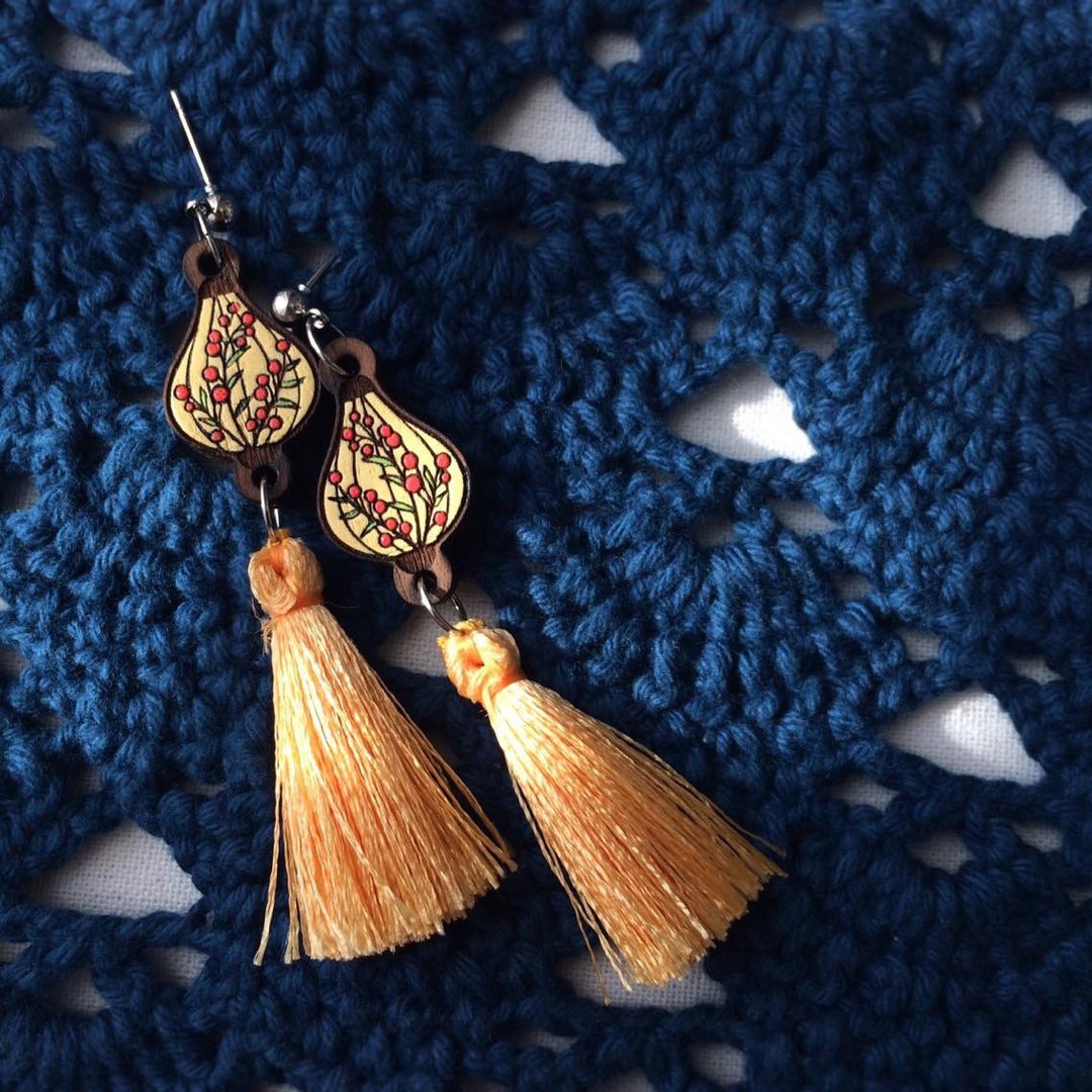 Wooden dangle earring plum blossom flower - 耳环/耳夹 - 木头 多色