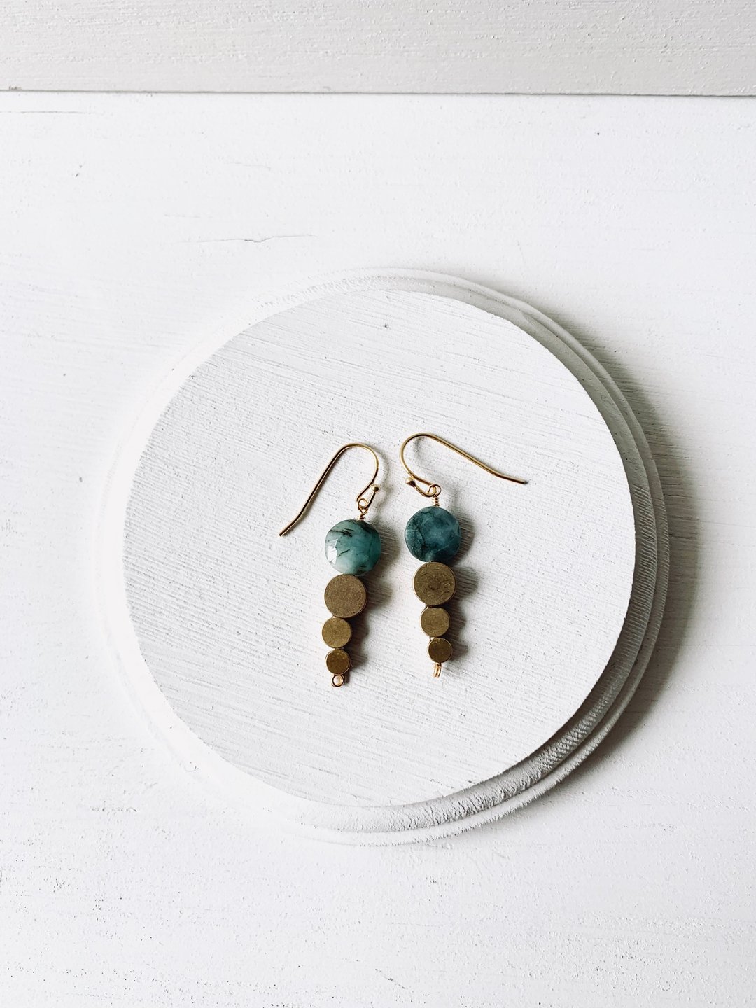 Emerald and antique brass earring - 耳环/耳夹 - 半宝石 绿色