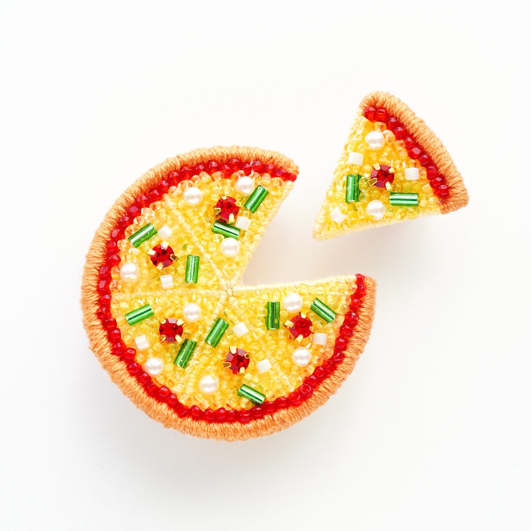 Glittering pizza brooch set with bead embroidery (brooch pin badge) - 胸针 - 其他材质 黄色