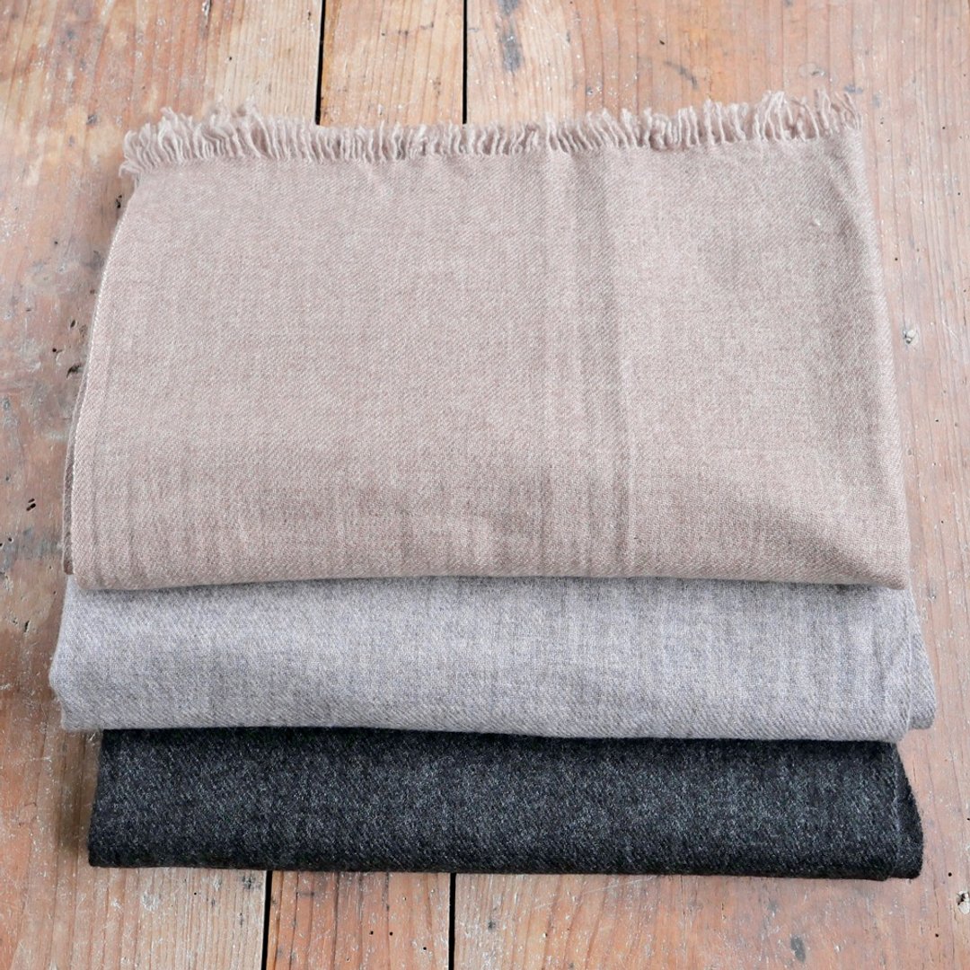 Cashmere large stole (raw color) / dark gray - 围巾/披肩 - 羊毛 