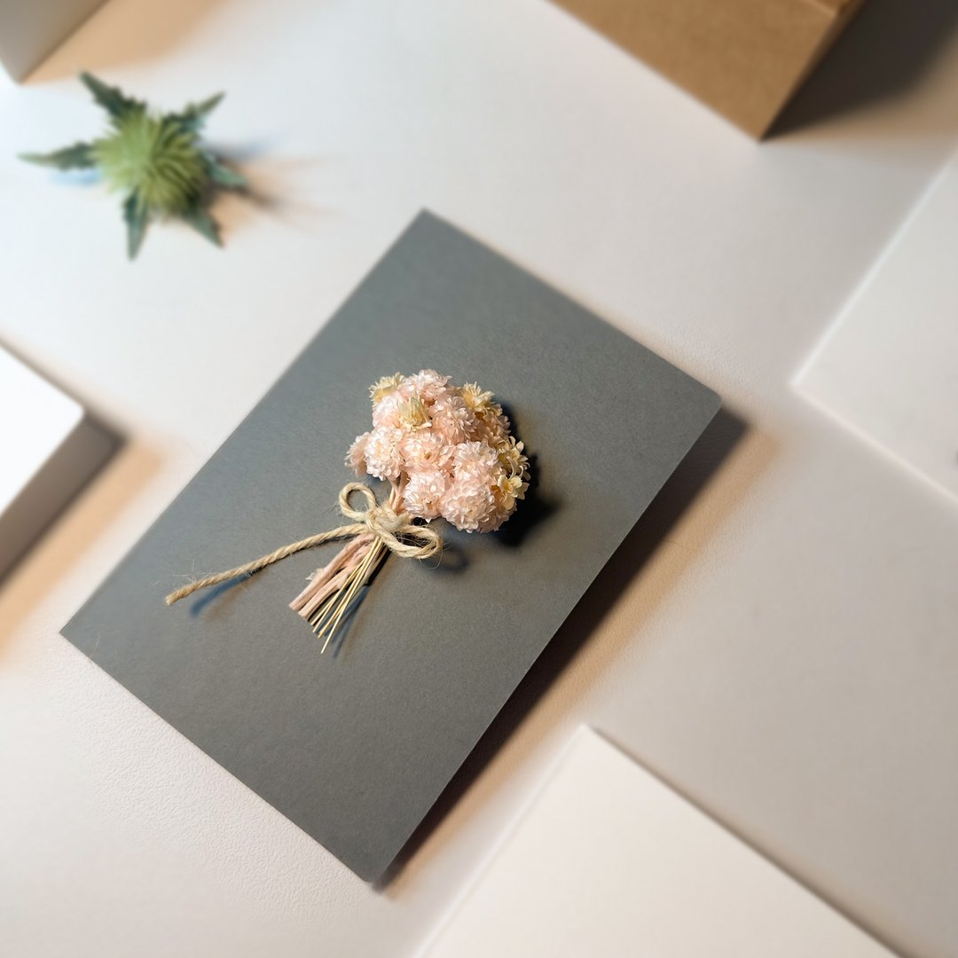 【24 小时快速出货】浅粉蜡菊干燥花手工卡片/生日/毕业卡片/婚礼 - 卡片/明信片 - 纸 粉红色