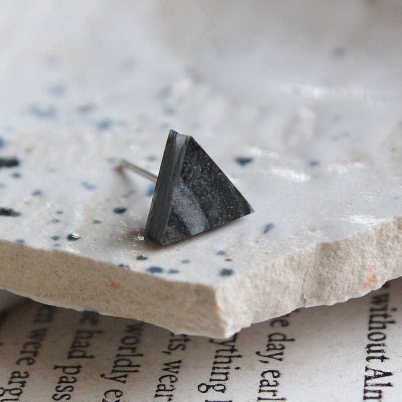 ▽ 三角小耳环 ▽ 802 / Planet Telex - 单只 - 耳环/耳夹 - 粘土 黑色